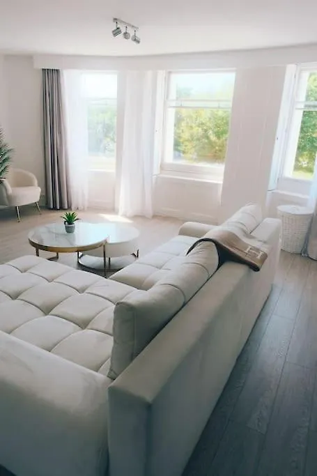 Brighton Apartment By Pier